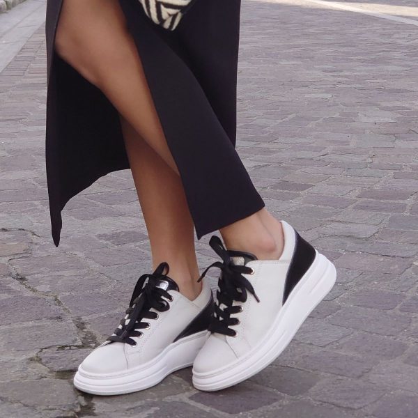 Sneaker platform black and white