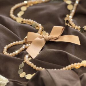 Alternative view of Collana lunga fiocchetto beige