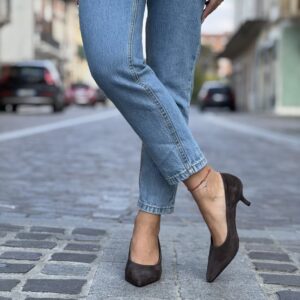 Alternative view of Décolleté suede testa di moro tacco 5 cm